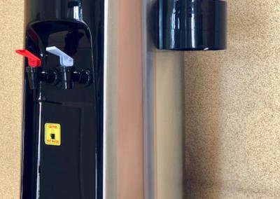 Dystrybutor wody z uchwytem na kubki