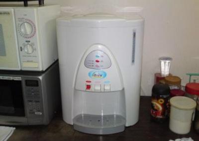 Przykład dystrybutora wody w biurze