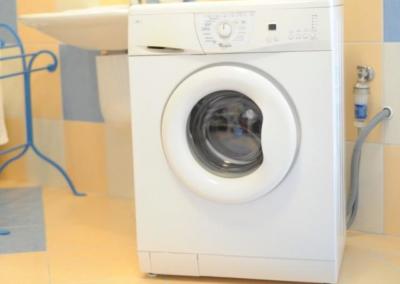 Pralka z podłączonym filtrem pralkowym