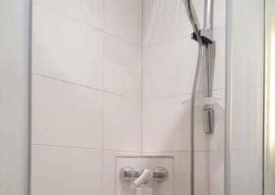 Filtr prysznicowy w działaniu