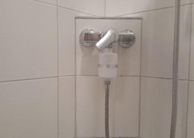 Filtr prysznicowy przy baterii