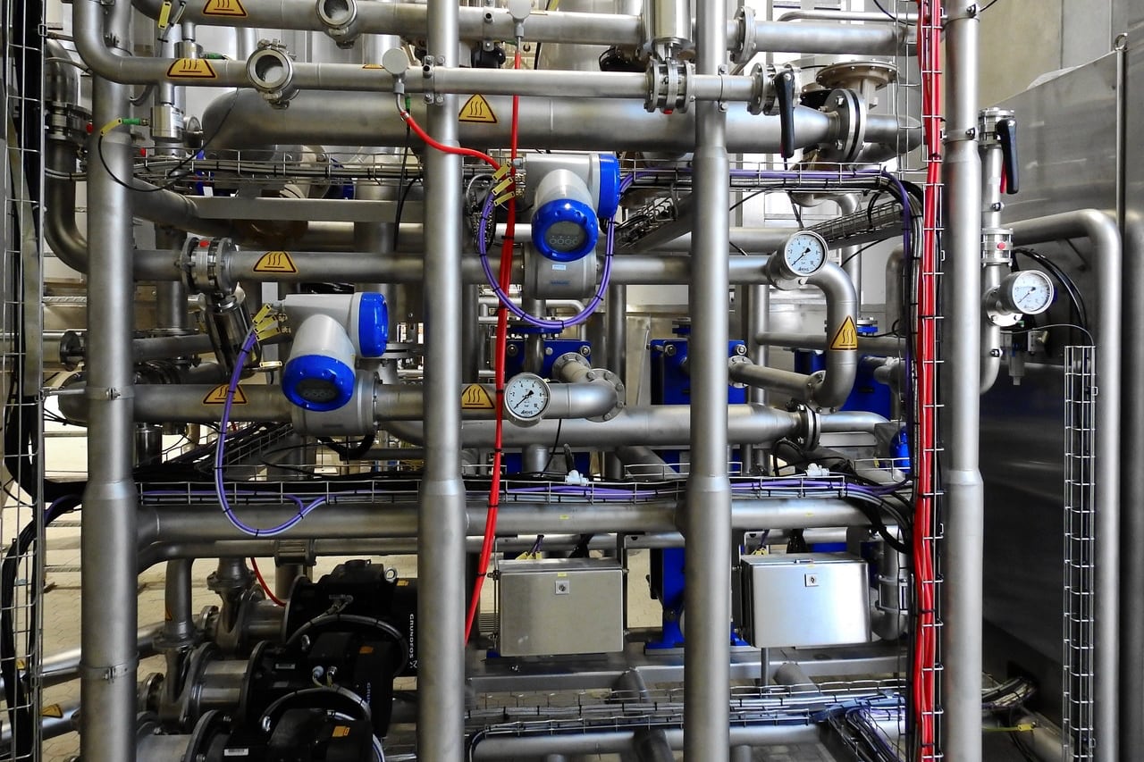 Zakład produkcyjny wyposażony w&nbsp;filtry przemysłowe do&nbsp;wody